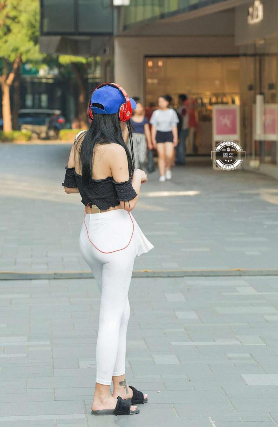 街拍: 靓丽的小姐姐从远处款款走来, 那一刻仿佛一切与时间无关!