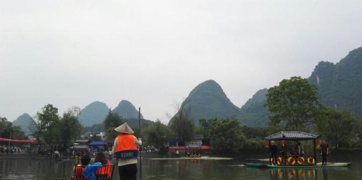 桂林阳朔遇龙河竹筏, 游客不给小费, 船工把竹筏撑得飞快!