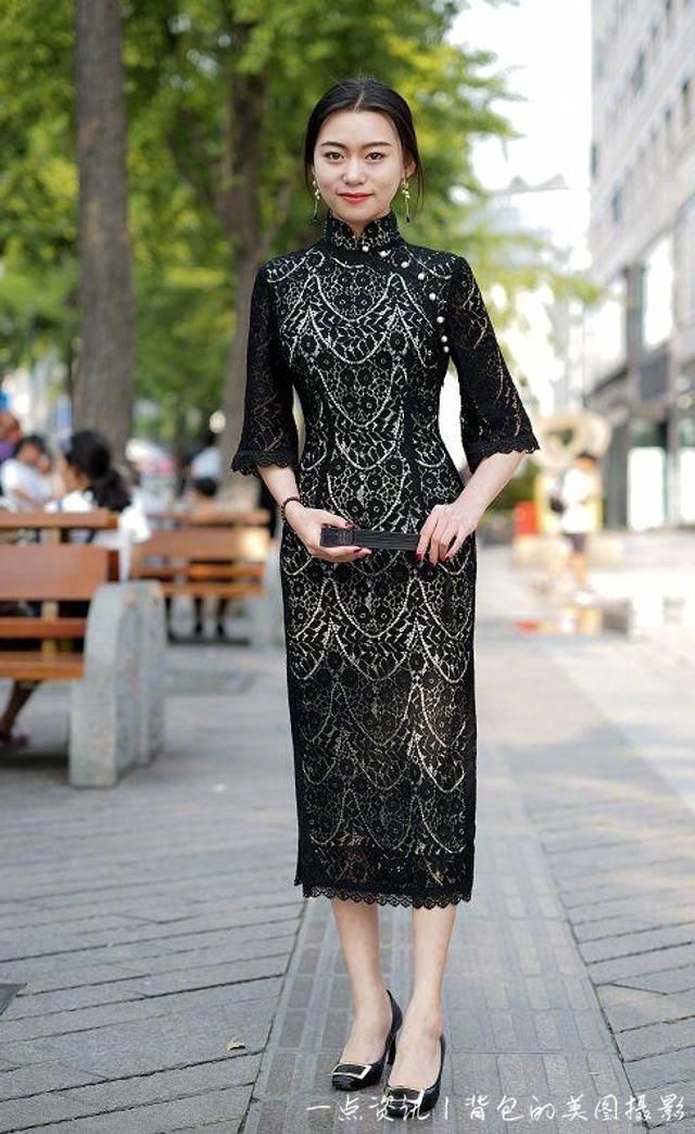 路人街拍，小姐姐穿着抹胸上衣，肌肤白皙，真是迷人