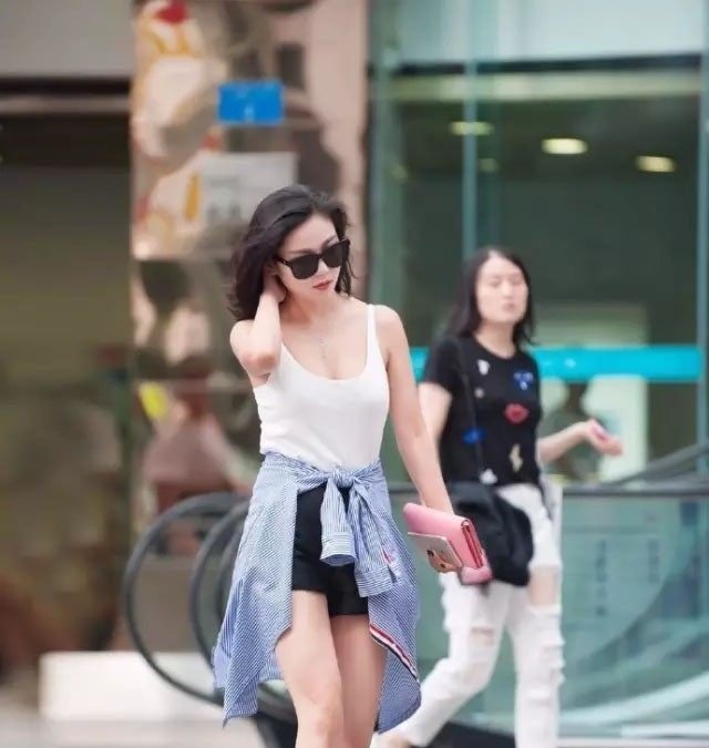 成都路人街拍好不好看我不说， 但胸前风景无限