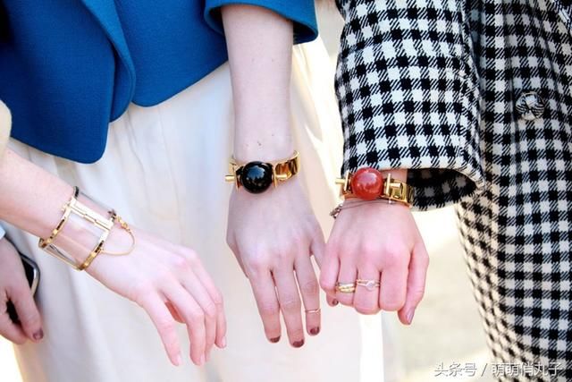 今年秋天流行的美貌配饰，时髦吸睛，一件赛过一件美，看完都想要