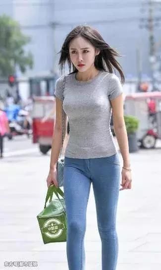 街拍:一双美腿，一个翘臀，蜜桃裤穿出姑娘梦寐以求的身材