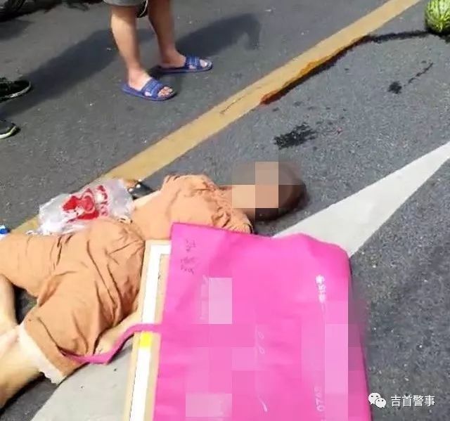 【官方辟谣】网传“女子搭乘摩托车摔倒，肇事司机逃逸 ”，假的!