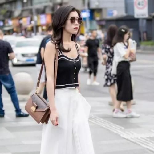  『气质』养眼女神街拍：肤如凝脂的美女，一件黑色背心配白色长裙，时尚气质女人味
