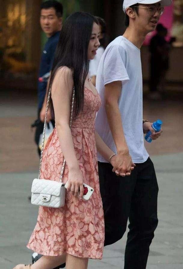 有一种女朋友叫别人家的女朋友,颜值俊俏身材丰满,羡慕啊!