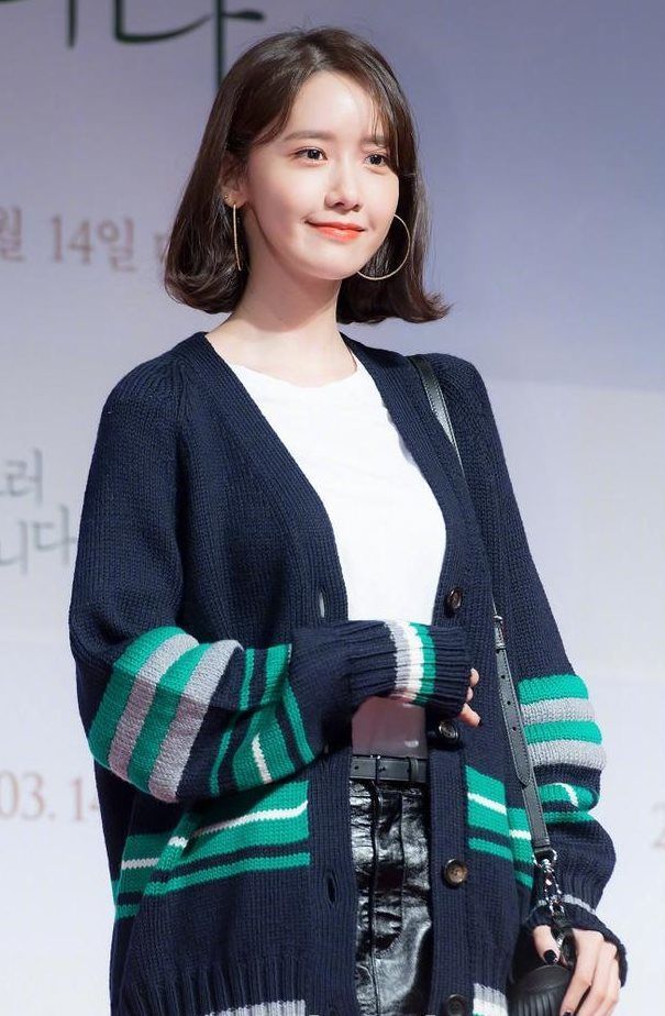 少女时代林允儿亮相活动，线衣太长，裙子看不见了，网友：腿漂亮