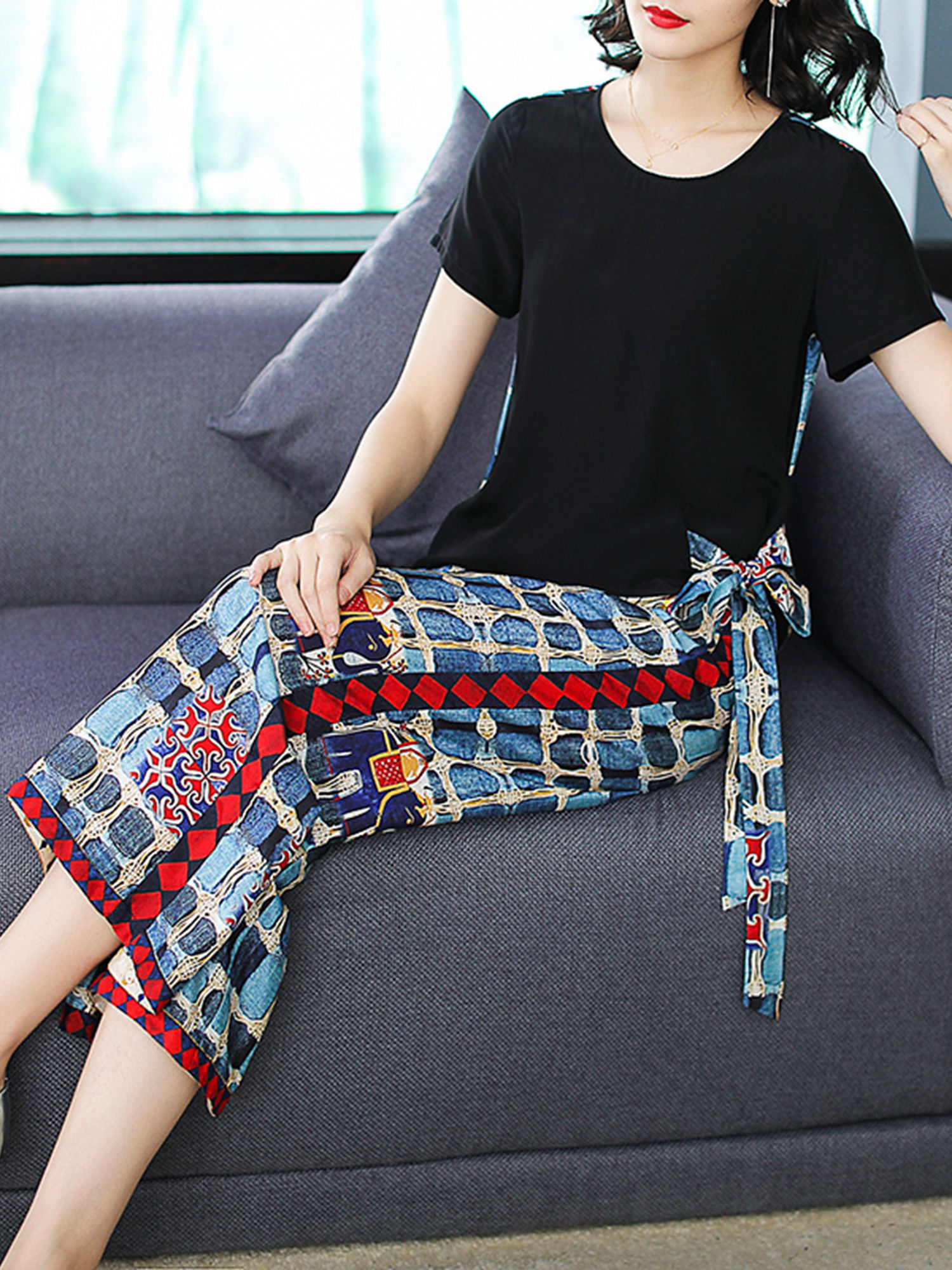 穿阔腿裤的女生，搭配新潮靓丽出行