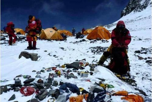 珠穆朗玛，世界上最高的垃圾场，左边是尸体，右边是屎！