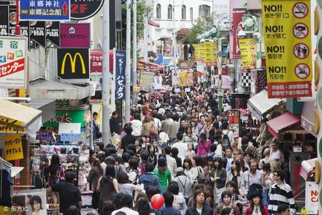 日本旅游的要注意！若遇到拿着橙色旗帜的人，一定得跟着他跑