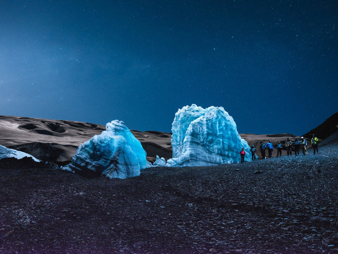 摄影师用无人机灯光照亮秘鲁冰川，拍下未崩塌处威严