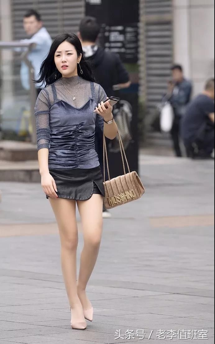 街拍:美丽漂亮的姐姐走来性感迷人令人喜爱