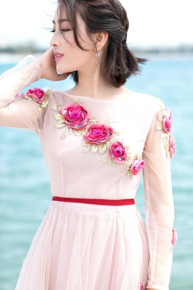 马苏身穿一袭蓝色镂空长裙端庄优雅，女神范儿十足，网友：美炸了