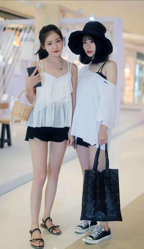 路人街拍：小姐姐们各种清凉装扮，小蛮腰大长腿好身材尽显！