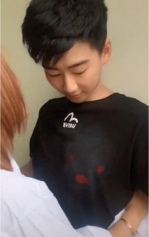 小姐姐给了男友一个熊抱，接下来一幕让人傻眼了!这妆是有多厚?