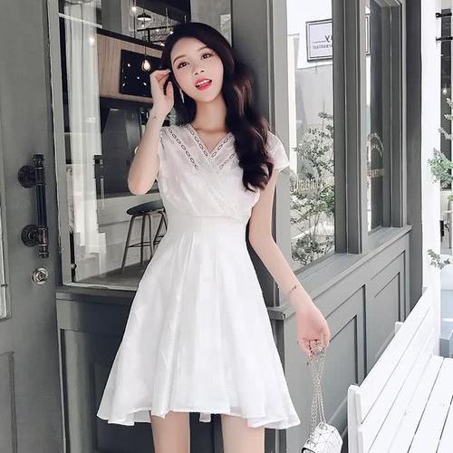 别让懒散束缚品味,名媛连衣裙展现街头百态,这个盛夏要你好看