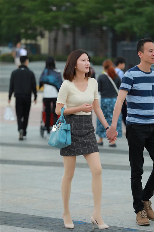  『奶油色』路人街拍：“奶油色”针织短上衣搭配A字裙，穿出了女神范！