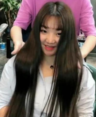 网上“大脸”女生火了，掀开刘海的那一刻，网友：心肌梗塞的感觉