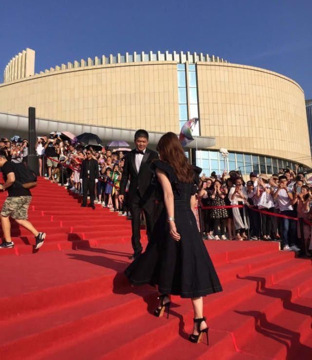 瘦了的赵薇,美到极致!看她这双“细针”鞋,就知道她多努力了!