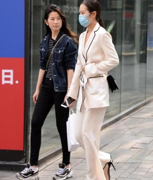  『秋月』街拍：皎若秋月的小姐姐，一件白色上衣配绿色短裙，时尚唯美气质