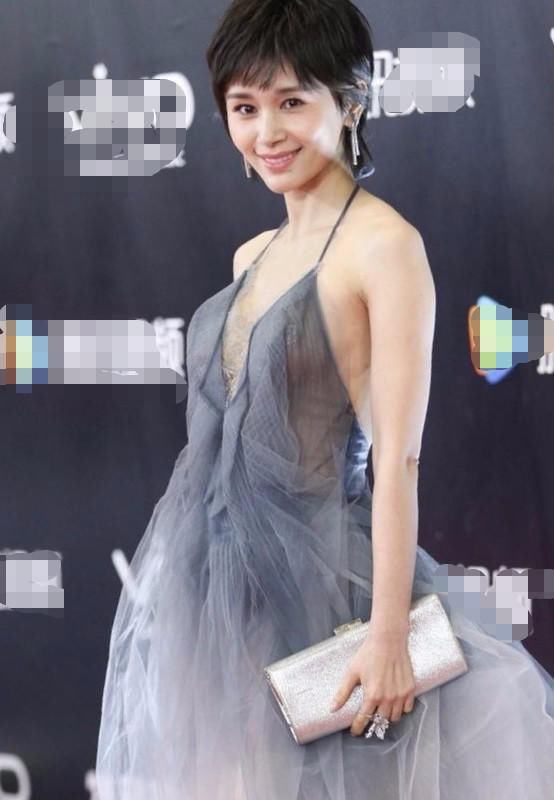 王子文穿着性感出席活动，转身的那一刻亮了