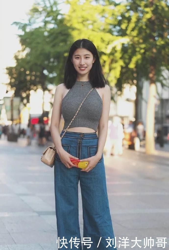 【漂亮】美女展现了凹凸有致的微胖身材,非常漂亮