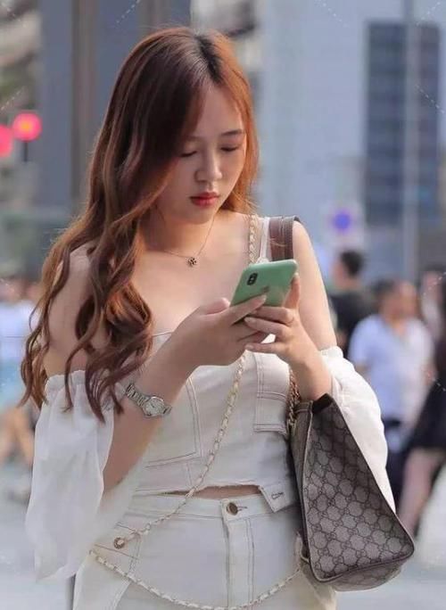 「潮范」潮范儿女神来了,街拍:笑容甜美的小姐姐,一条格子上衣配黑色短裙,青春靓丽气息