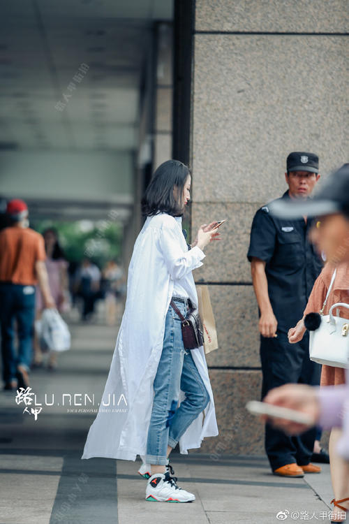 路人街拍：漂亮的小姐姐，吊带装秀出白皙皮肤，肩头纹身很恐怖