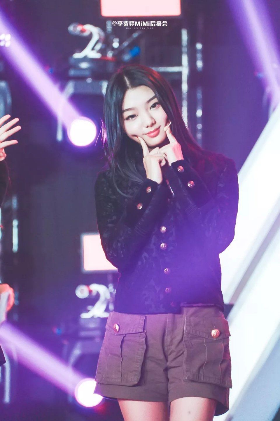 一周热搜榜|郑爽新恋情疑曝光?与男子上演吻头杀。面对解散风波，