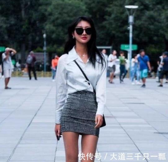  [热裤]街拍：青春靓丽的小姐姐，一件粉色上衣配牛仔热裤，完美好身材