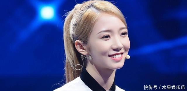 『孟美岐』孟美岐晒商场游玩美照,一手抱一个布娃娃,满满的少女心