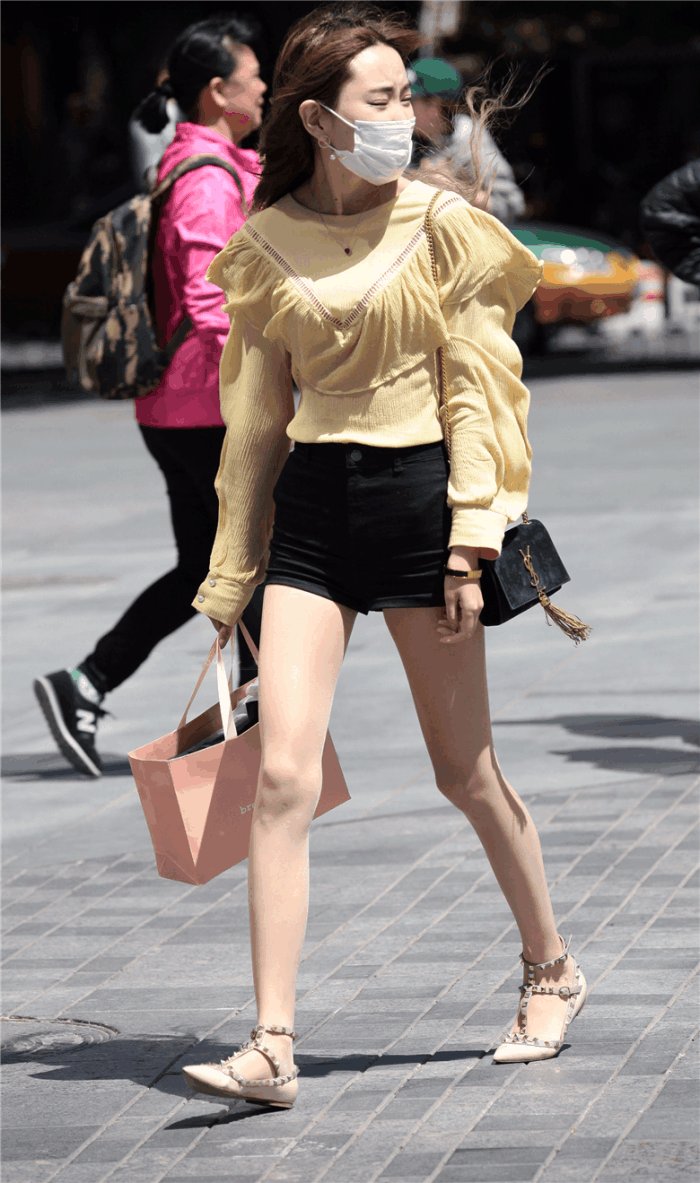 街拍:肉丝口罩美女，“妆”出来的美丽，丝袜衬托出的”美腿“