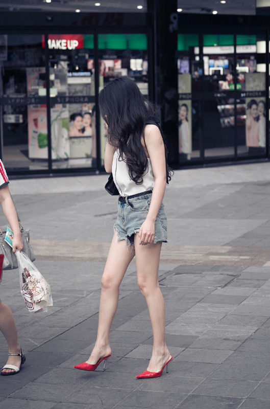 街拍路人，凸显夏日潮流风情的穿搭参考，让你展现清新自然的自己