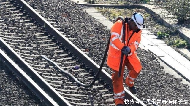 英国遭受高温袭击，出门火车停运，在家没有空调，当地人苦不堪言