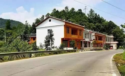  「究竟」农村很多人花钱到公路边建房，却不进城买房落户，究竟是为什么？