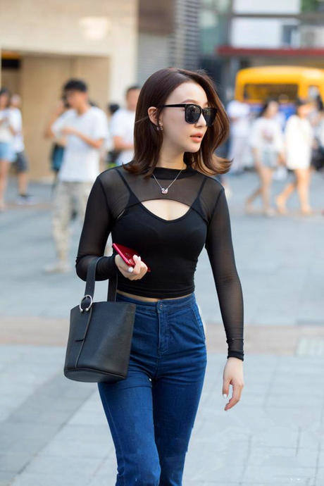 街拍：图1两位黑裙美女秀长腿，图5墨镜美女的上衣很是时髦