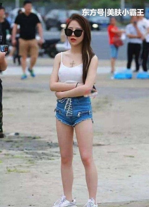  换季|街拍女神：换季时尚穿搭，街头的美女一个比一个养眼