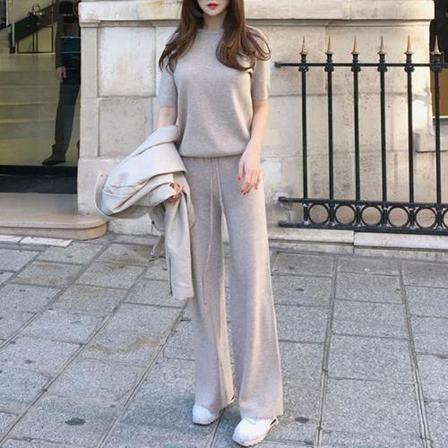 立秋后，不要只知道小衫配打底裤，看看这几款套装，洋气炸了