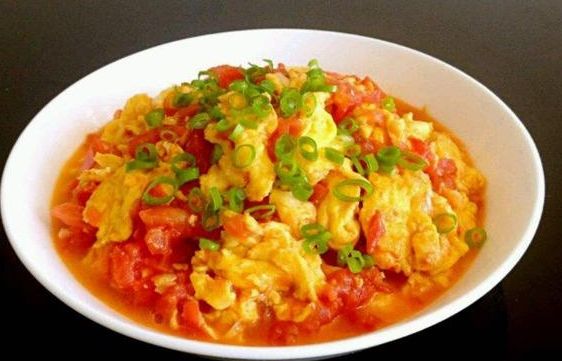 「下饭」西红柿炒鸡蛋怎么样做才好吃？厨师教你一招，汤汁浓郁又下饭
