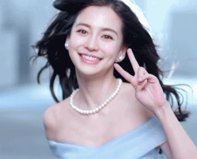 杨颖这身衣服从前面看平平无奇,但她转身的瞬间,网友们都愣住了