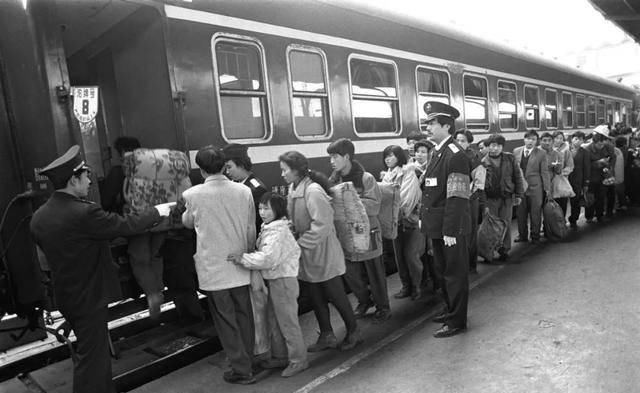  排队■被藏40年的春运偷拍照：那一年，我排队到通宵，那一年…