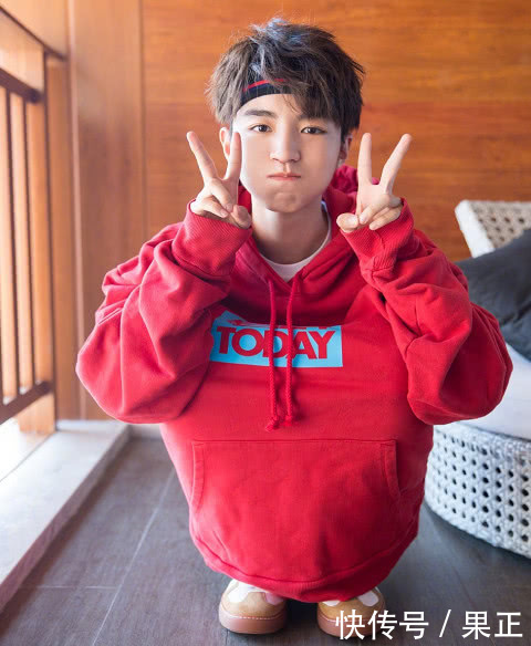 王俊凯一身红衣蹲地,化身保龄球卖萌,可爱到招