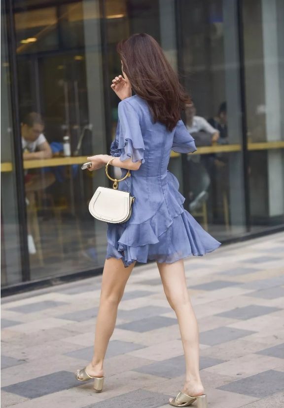 街拍:知性姐姐真优雅，这大长腿真是无敌了