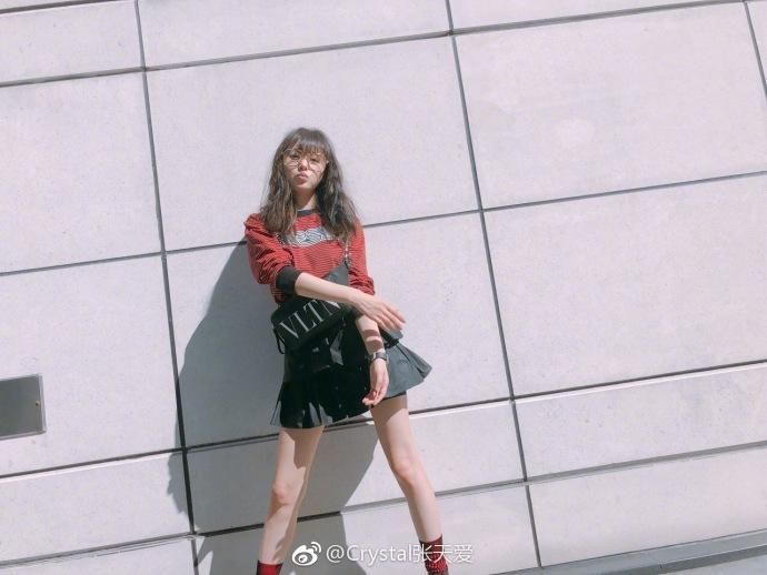 张天爱真的好美啊,潮流卷发配黑色短裙性感撩人!网友:做我女友