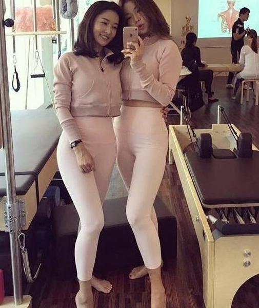 路人街拍:精致秀气的紧身打底裤小姐姐,显现得迷人有气质!