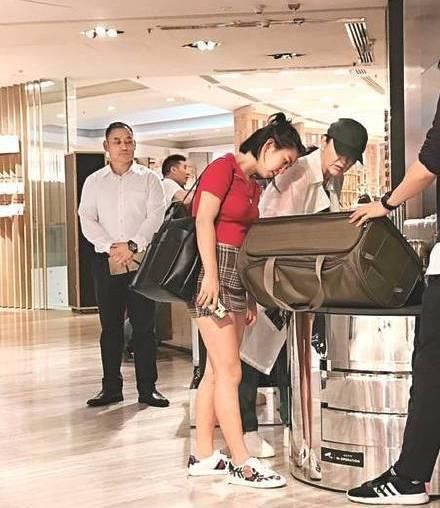 64岁林青霞厉害了！白色T恤搭配牛仔裤显小30岁，网友：不老女神