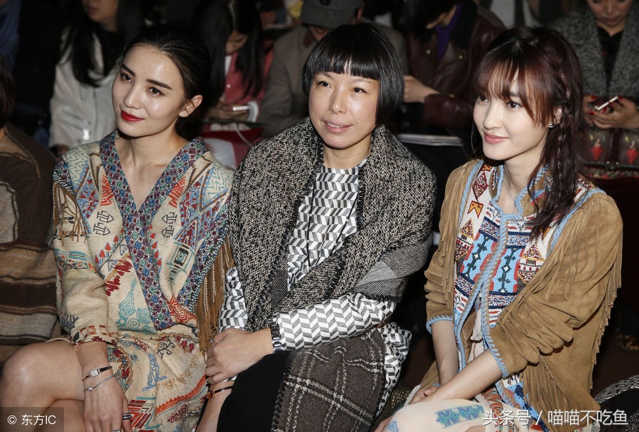 宋佳和王丽坤同台，脚踩高跟凉鞋，网友:看不懂的时尚啊!