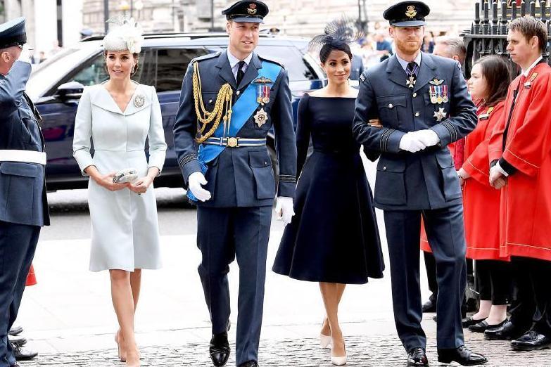 凯特王妃袭连衣裙亮相空军“百年纪念日”! 查尔斯夫妇秀大恩爱!