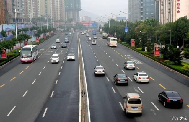  隔离带■为什么很多人都不愿意走最左侧车道？老司机：被坑太多