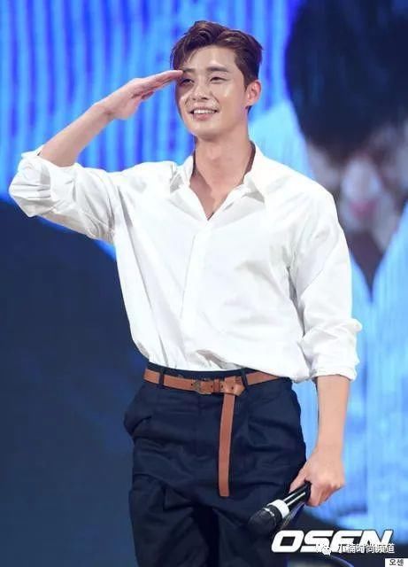 被自己倒影帅到定格！副会长朴叙俊教你善用皮带穿出雅痞型男味