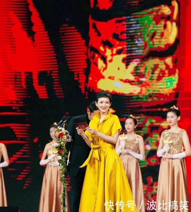 『出席活动时』被章子怡的短发惊艳到!穿金黄束腰长裙像超模,“国际范”太强了